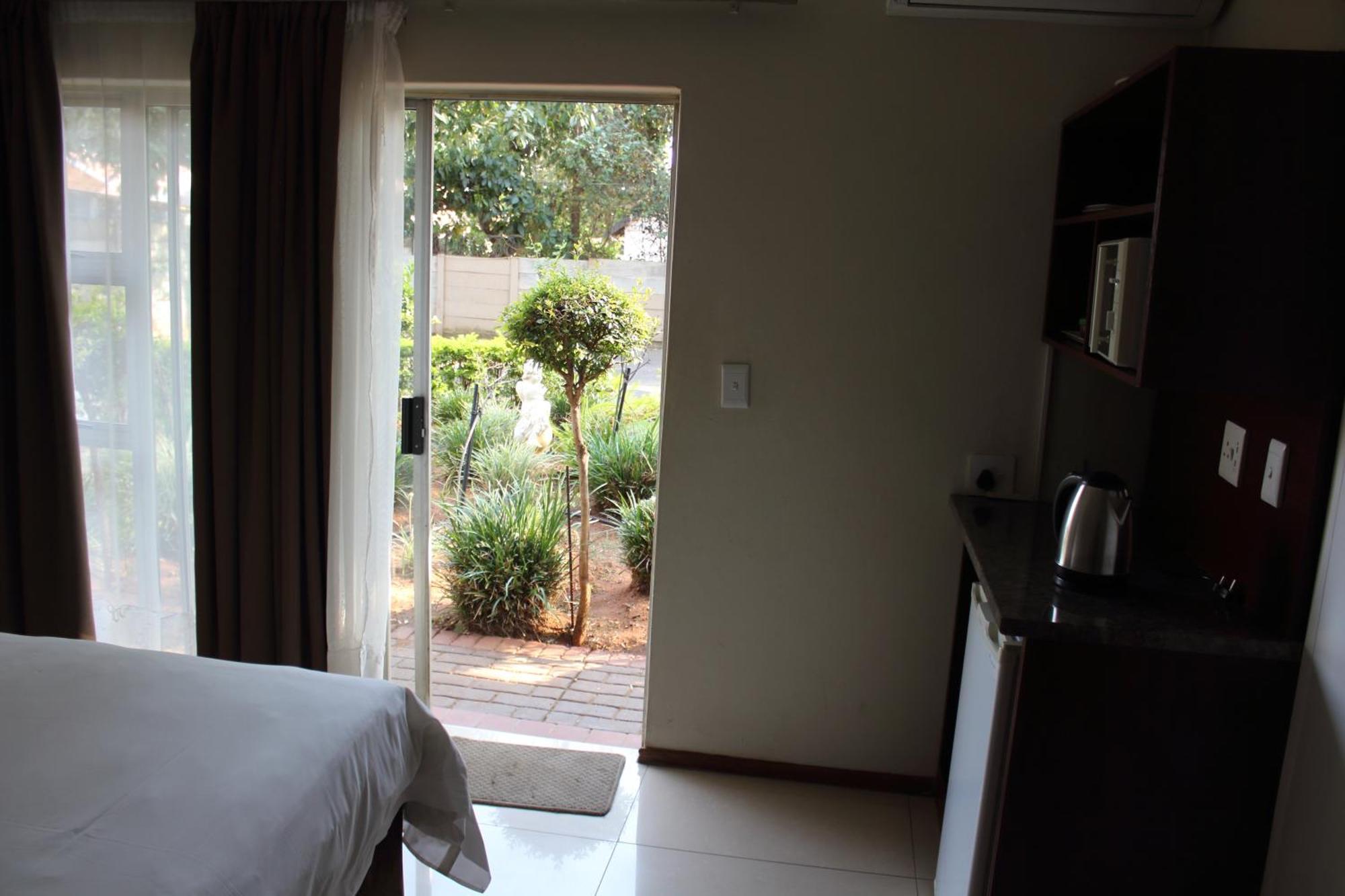 Purple Olive Guest House Претория Екстериор снимка